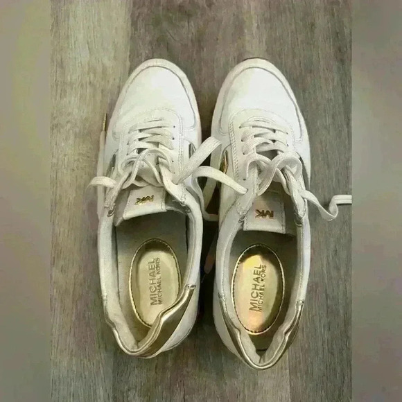 Michael Kors White Leather Sneakers with gold detail - Picture 3 of 15